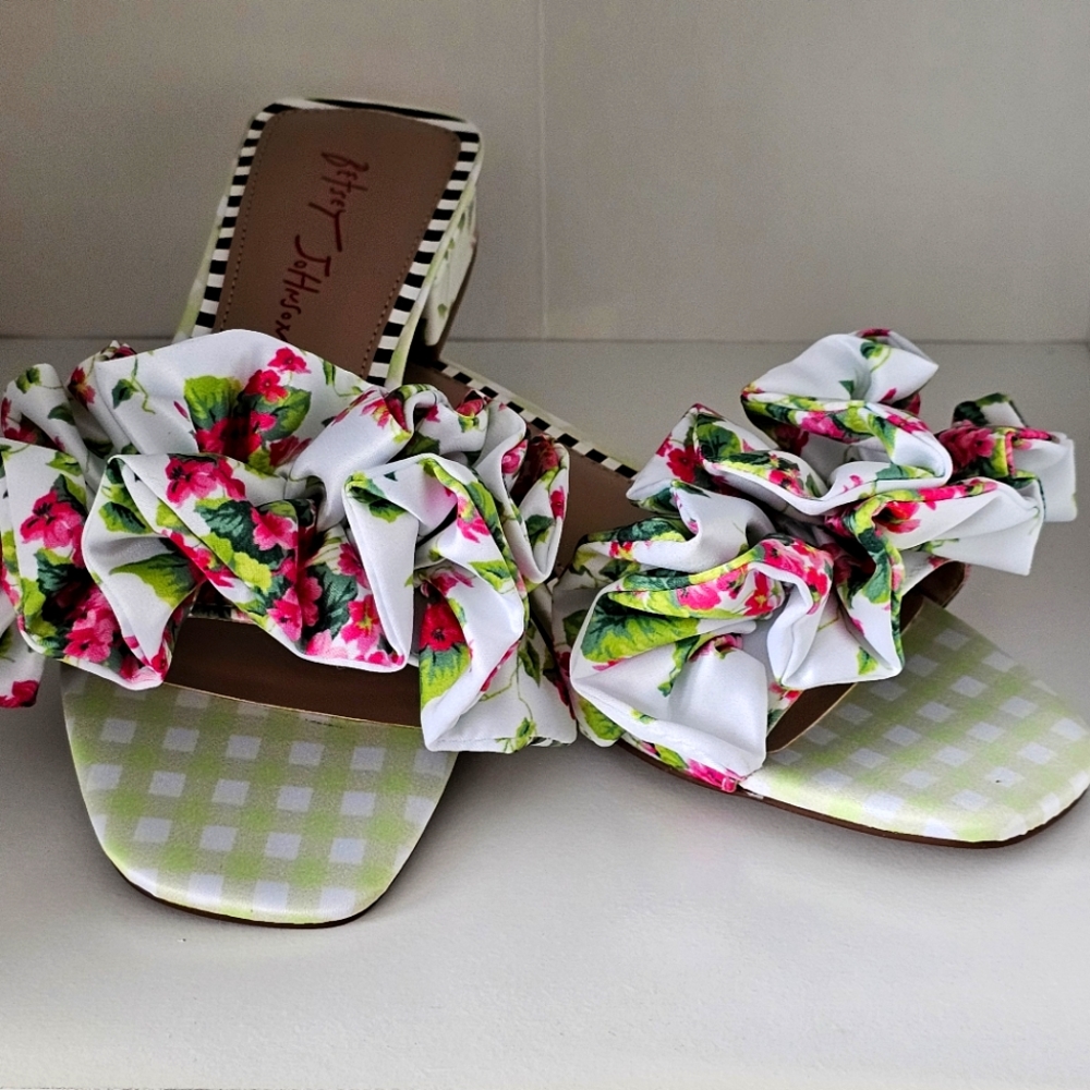 *NEW IN BOX* Betsey Johnson Alivia slides